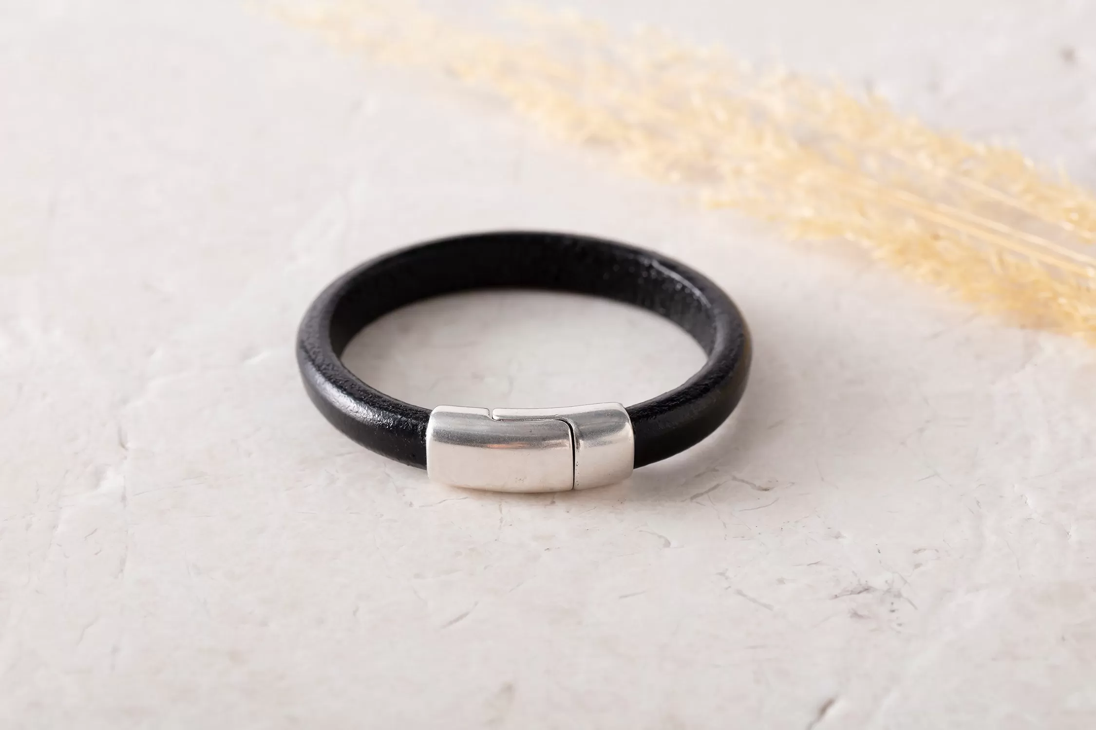 BR1 BK - Black Leather Bracelet with Round Magnetic Clasp