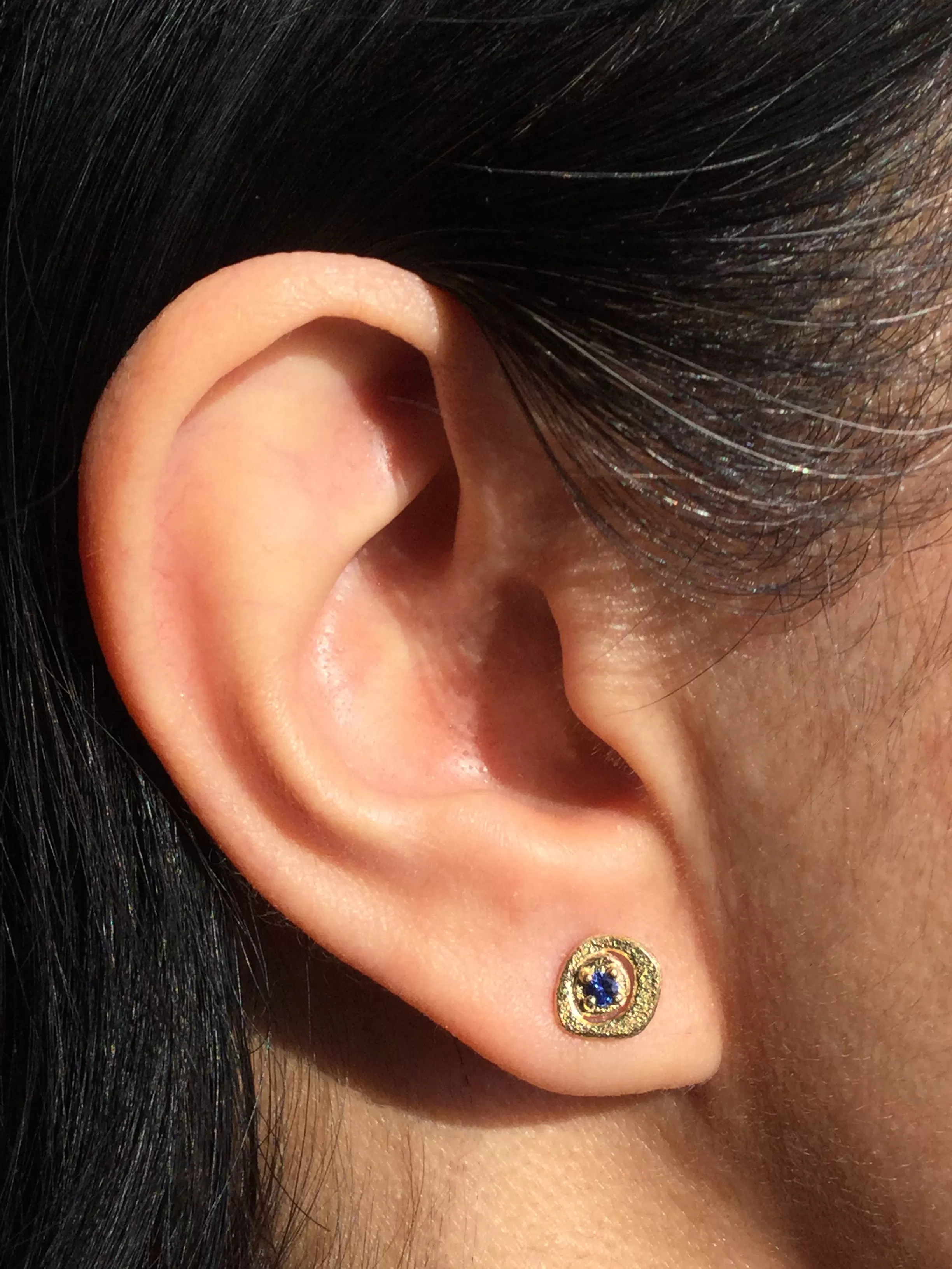 Sapphire Pebble Stud Earrings in 18k yellow gold